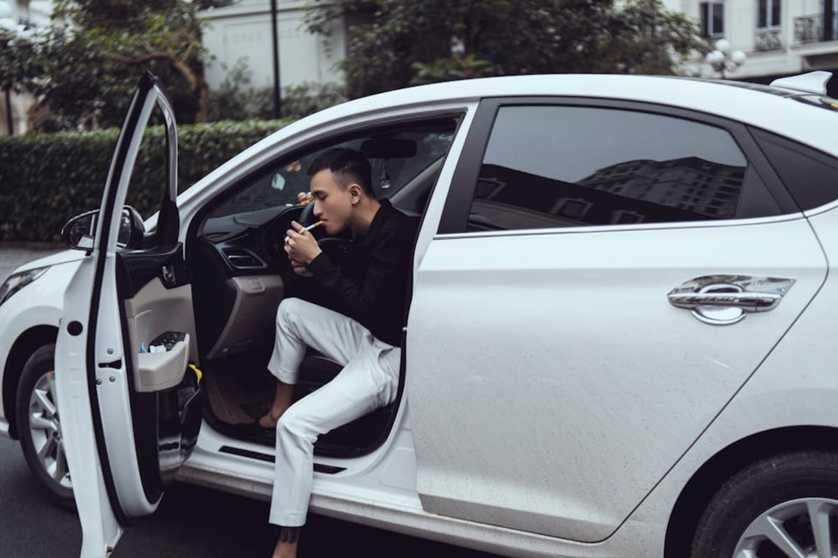 Esta es la mejor manera de eliminar el olor de cigarrillo de tu auto (Foto Pexels)