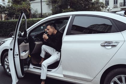 Esta es la mejor manera de eliminar el olor de cigarrillo de tu auto (Foto Pexels)