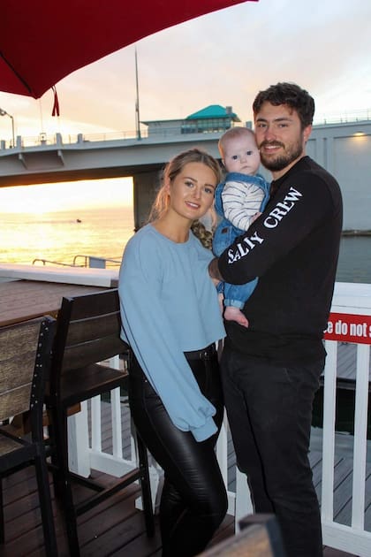 Esta es la pareja que se conoció por Tinder, junto a su bebé