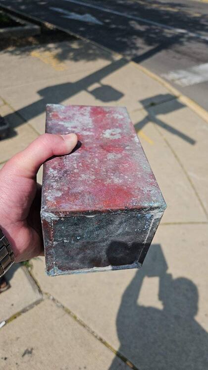 Esta es la pequeña caja que se encontró en la antigua estación de bomberos
