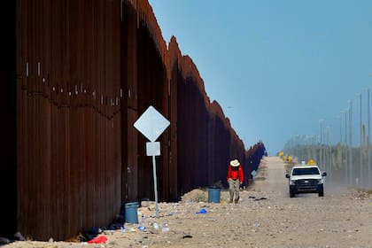Esta es la primera vez que la administración Biden aprueba la construcción de barreras (AP Foto/Matt York)
