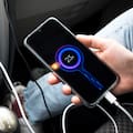Las razones por las que no hay que cargar el celular en el auto