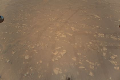 Esta es la segunda imagen a color tomada por Ingenuity en su vuelo de prueba del 22 de abril