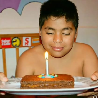 Esta es la torta de cumple con la que mis papás me levantaron el día del primer cumpleaños que pasé con ellos. Por primera vez, se sintió un día especial. Yo cumplía 12 años.