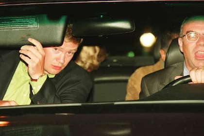 Esta es la última foto en la que de Diana y Paul aparecieron vivos. Minutos después ocurriría el trágico choque. Diana, la Princesa de Gales y Dodi Fayed (ambos parcialmente visibles en el asiento trasero), el guardaespaldas, Trevor Rees-Jones (al frente, a la izquierda) y el conductor Henri Paul, en su Mercedes-Benz S280.