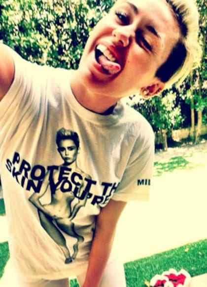 Esta es la última imagen posteada por Miley en Twitter, donde muestra una remera con su imagen al desnudo