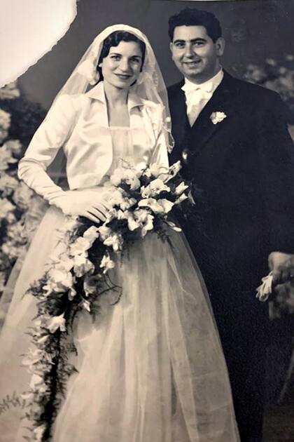 Esta es la única foto que Flora conserva de su marido en su casa. A ella no le gusta ver fotos de personas que realzan su tristeza