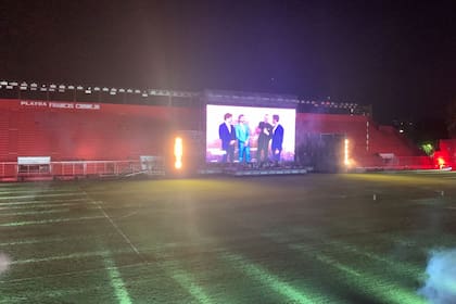 Esta es la vista de los invitados desde la tribuna para ver el estreno de la serie de Diego Maradona, Sueño Bendito
