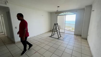 Esta es la vista hacia el mar del Lagomar. Después de la piscina se ven las cabañas que sí se terminaron, donde viven familias tradicionales de Santa Marta