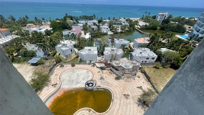 Esta es la vista hacia el mar del Lagomar. Después de la piscina se ven las cabañas que sí se terminaron, donde viven familias tradicionales de Santa Marta