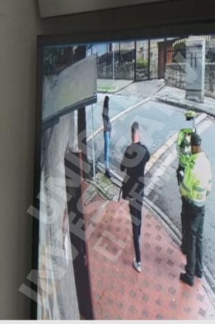 Esta es una de las fotos que ‘Servac’ envió a Moscú. Al parecer, es en la salida de la embajada rusa en Bogotá