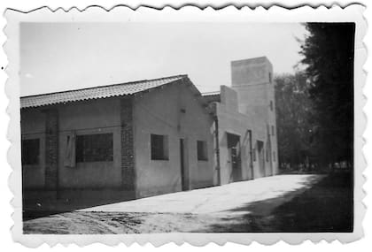 Esta es una de los únicos registros de los galpones recién innagurados por Augusto Prot en su quinta en General Las Heras