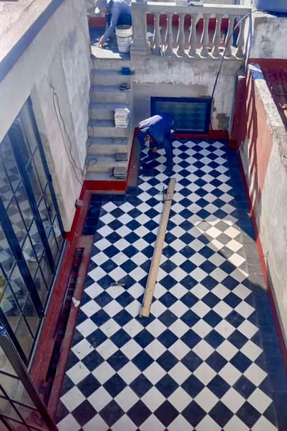 "Esta es una foto del día que instalaron el piso. La saqué desde el techo (¡lo más arriba que pude llegar!)", nos dijo con humor Juan Laplacette.
