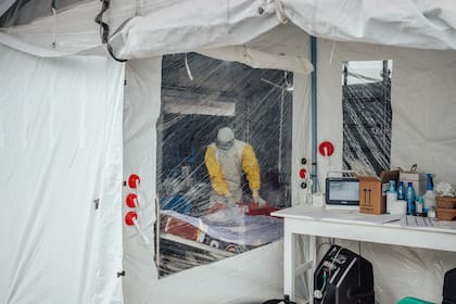 Esta es una iniciativa pionera de MSF en la respuesta a la epidemia: una tienda de monitoreo intensivo. Los pacientes en estado crítico, pero con posibilidades de recuperación, son trasladados a estas tiendas especiales