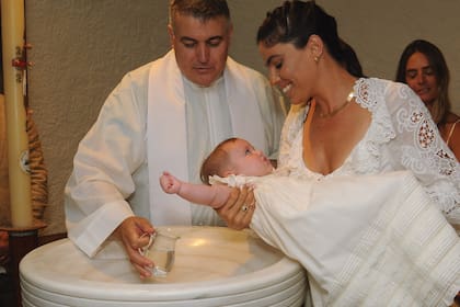 “Esta es una niña de luz y de paz”, dijo el padre Julio durante el bautismo