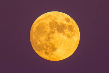 Esta es una superluna, lo que indica que se encuentra en su punto más cercano a la tierra