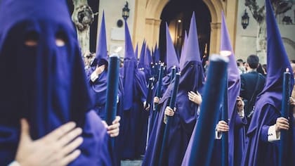 Esta especie de cucurucho tiene su origen en una de las instituciones más siniestras de la historia del país: la Inquisición española