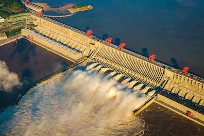 Esta estructura monumental se extiende por más de dos kilómetros y alcanza los 180 metros de altura