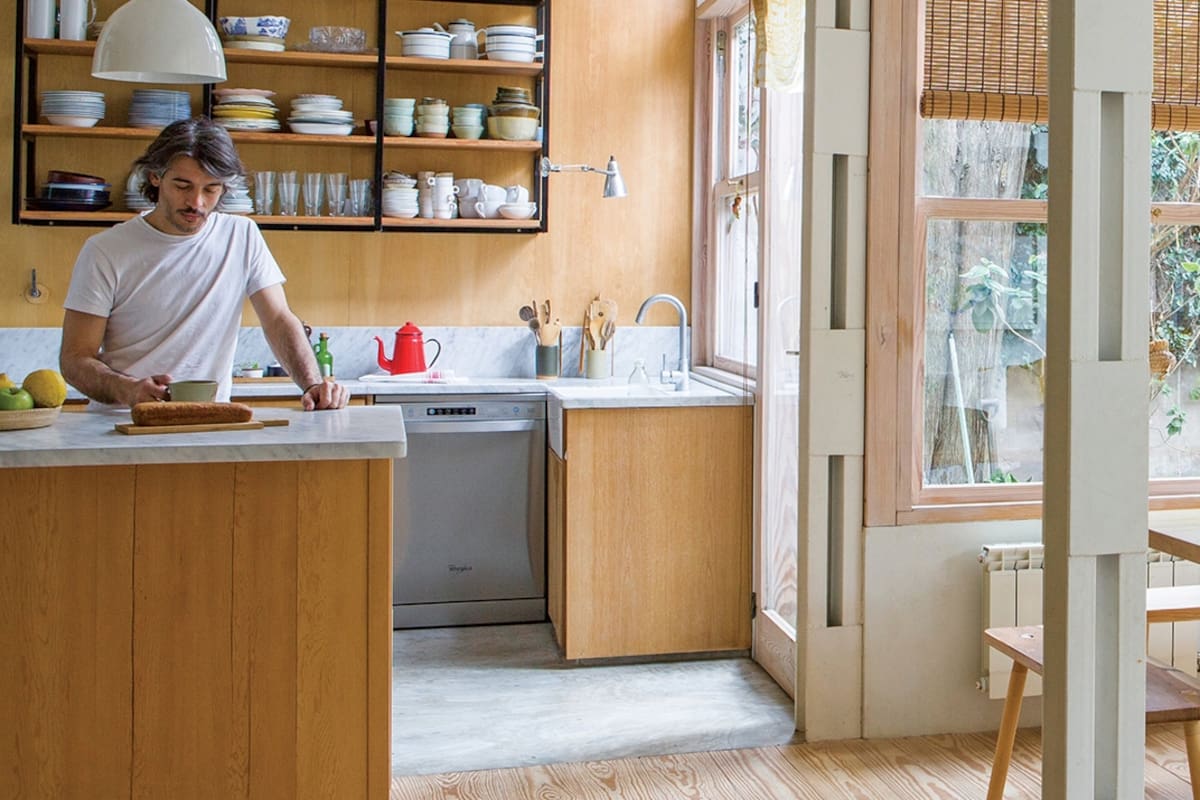 Esta familia adaptó una casa de 1930 a su modo de vivir. El hogar como cimiento del mundo propio y viceversa en un círculo virtuoso que sigue girando.