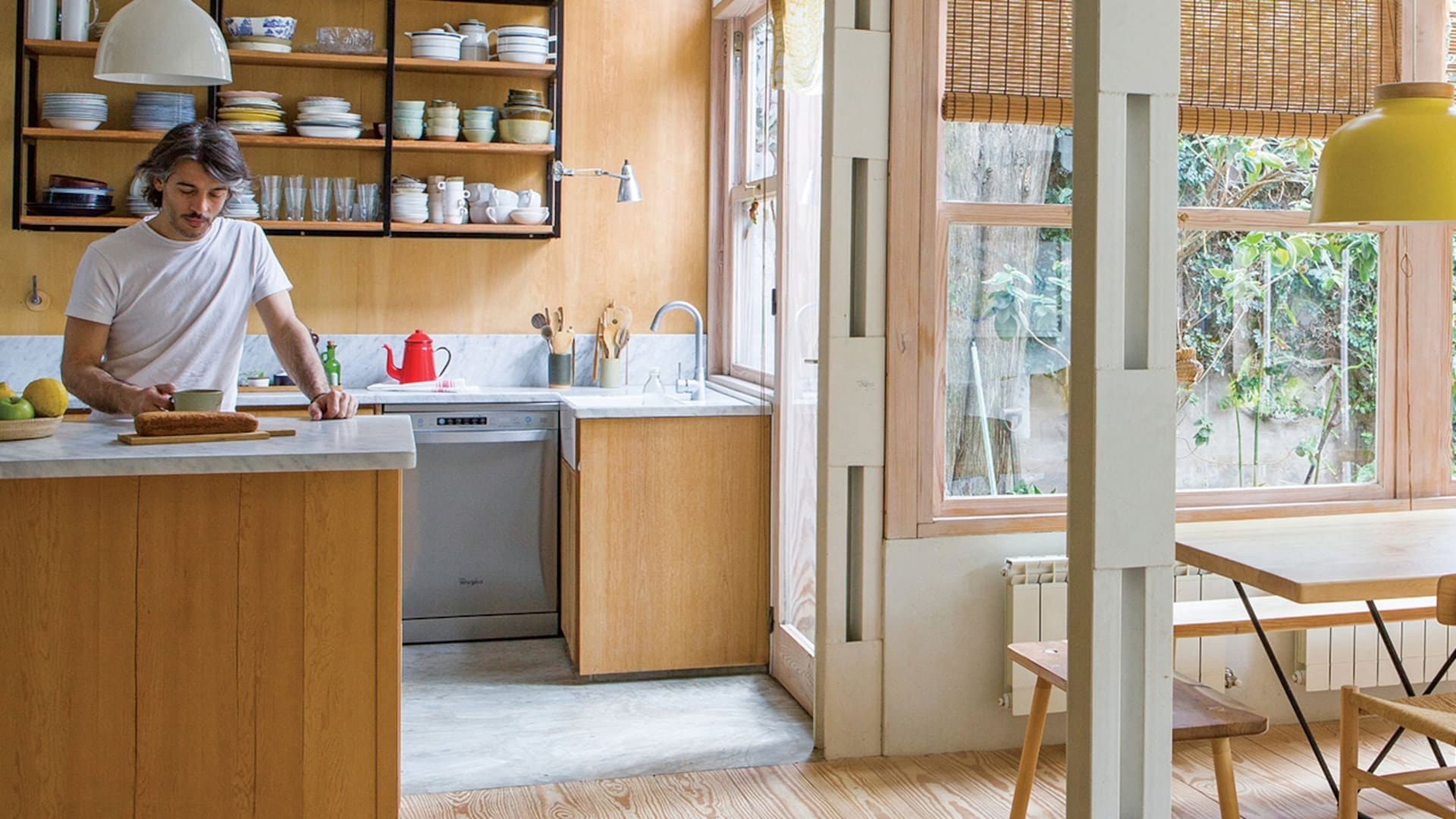 Esta familia adaptó una casa de 1930 a su modo de vivir. El hogar como cimiento del mundo propio y viceversa en un círculo virtuoso que sigue girando.