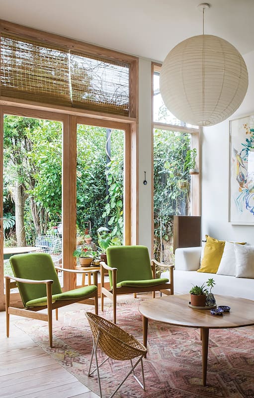 Esta familia adaptó una casa de 1930 a su modo de vivir. El hogar como cimiento del mundo propio y viceversa en un círculo virtuoso que sigue girando.