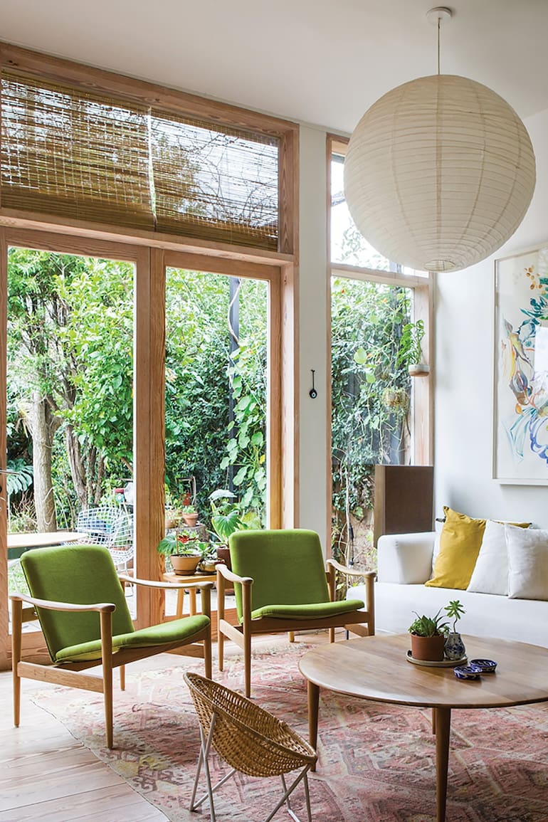 Esta familia adaptó una casa de 1930 a su modo de vivir. El hogar como cimiento del mundo propio y viceversa en un círculo virtuoso que sigue girando.