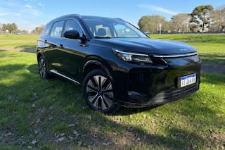 Así anda el SUV de siete plazas que no consume combustible en ciudad