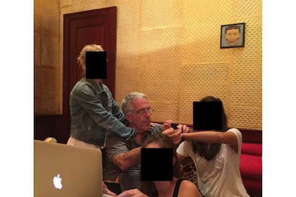 Esta foto censurada sin fecha, publicada por legisladores demócratas de la Comisión de Supervisión de la Cámara de Representantes el jueves 18 de diciembre de 2025, muestra a Jeffrey Epstein. (Comisión de Supervisión de la Cámara de Representantes a través de AP)
