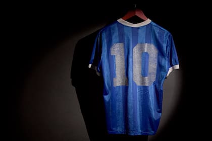 Esta foto, cortesía de Sotheby's, muestra la camiseta del partido histórico de Diego Maradona; ya arrancó la subasta