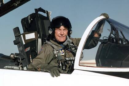 Esta foto de archivo de la Fuerza Aérea de Estados Unidos de 1995 en la Base de la Fuerza Aérea Edwards en California muestra al brigadier general Charles E. "Chuck" Yeager en la cabina de un F-15