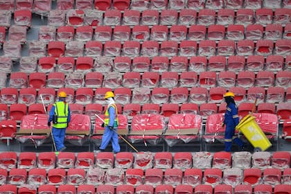 Esta foto de archivo tomada el 17 de diciembre de 2019 muestra a trabajadores de la construcción en las gradas del nuevo Estadio al-Bayt de Qatar, en la capital Doha.