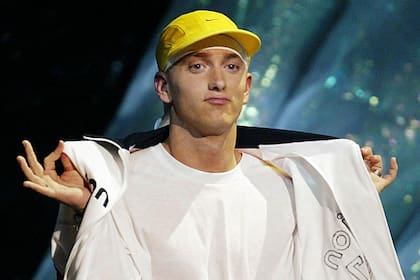 Esta foto de archivo tomada el 29 de agosto de 2002 muestra a Eminem caminando en el escenario para aceptar el Premio al Video del Año en los MTV Video Music Awards en Nueva York
