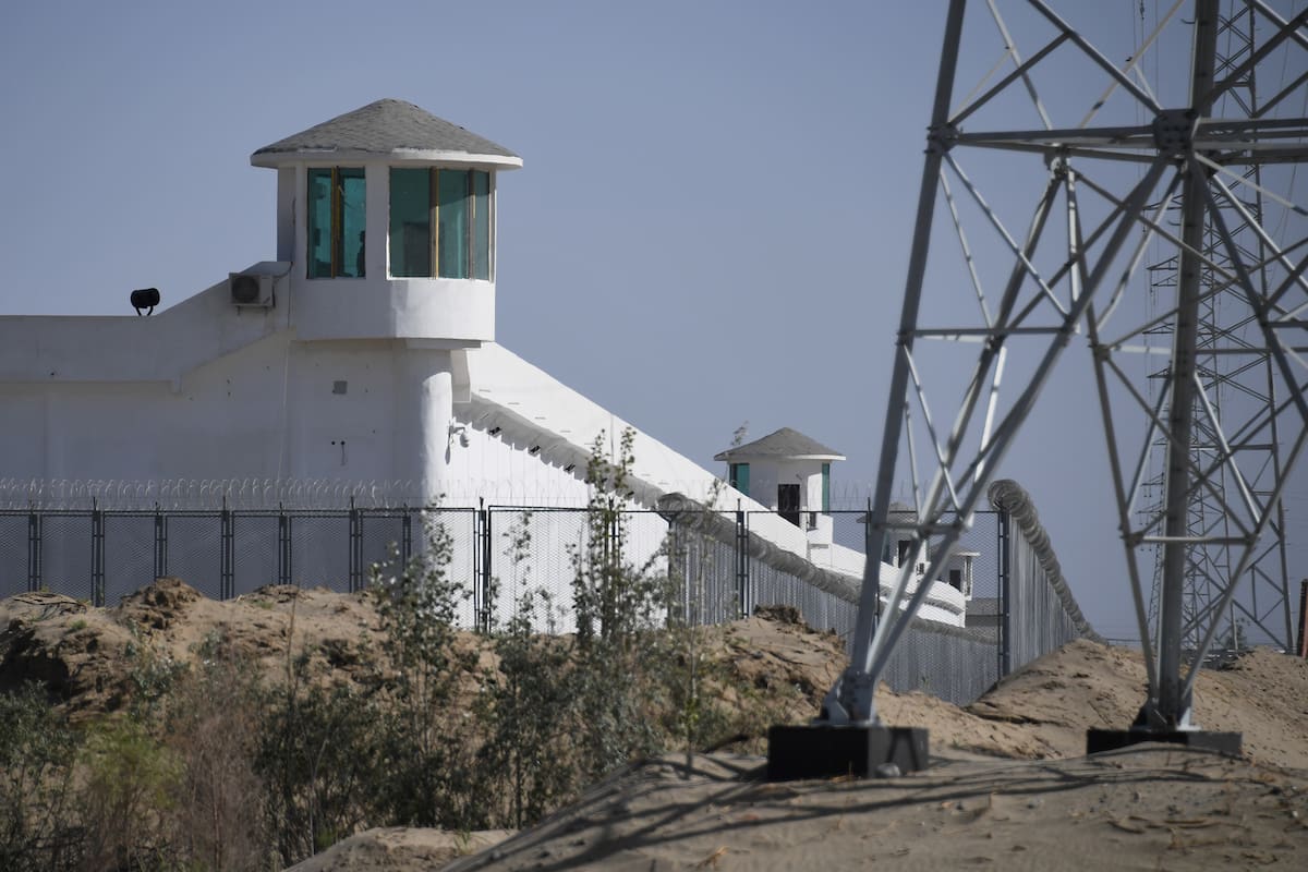 Esta foto de archivo tomada el 30 de mayo de 2019 muestra torres de vigilancia en una instalación de alta seguridad cerca de lo que se cree que es un campo de reeducación donde están detenidas en su mayoría minorías étnicas musulmanas, en las afueras de Hotan, en la región noroeste de Xinjiang de Ch