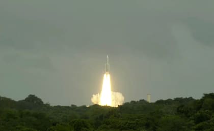 Esta foto de la Agencia Espacial Europea muestra al cohete Ariane 5, que transporta al explorador Juice de las lunas de Júpiter, despegando del puerto espacial europeo en Kourou, Guyana Francesa, viernes 14 de abril de 2023. (AES via AP)