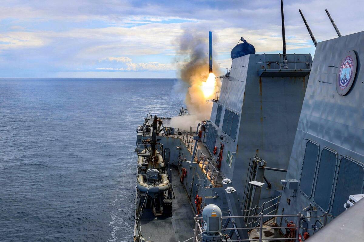 Esta foto de la Armada de los EE. UU., publicada por el departamento de relaciones públicas del Comando Central de los EE. UU., muestra al destructor de misiles guiados clase Arleigh Burke, USS Thomas Hudner (DDG 116), disparando un misil de ataque terrestre Tomahawk en apoyo de la Operación Furia Épica el 1 de marzo de 2026.