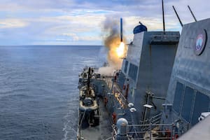 Esta foto de la Armada de los EE. UU., publicada por el departamento de relaciones públicas del Comando Central de los EE. UU., muestra al destructor de misiles guiados clase Arleigh Burke, USS Thomas Hudner (DDG 116), disparando un misil de ataque terrestre Tomahawk en apoyo de la Operación Furia Épica el 1 de marzo de 2026.