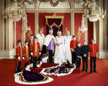 Esta foto de la familia de la realeza británica incluye a la hermana de la reina Camila y a sus nietos
