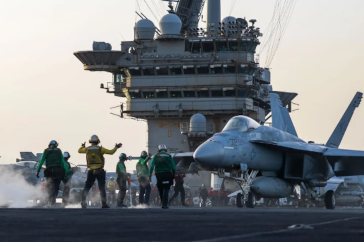 Esta foto del 1 de abril de la Armada de los EE. UU. muestra un F/A-18E Super Hornet preparándose para su lanzamiento en el USS Harry S. Truman. Foto: US Navy.