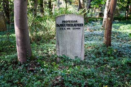 Esta foto del 12 de octubre del 2021 muestra la tumba del musicólogo judíoMax Friedlaender en el cementerio de Suedwestkirchhof Stahnsdorf, en Alemania. (Jens Kalaene/dpa via AP)