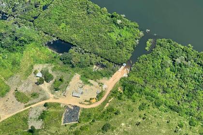 Esta foto del 22 de mayo del 2022 proveída por Xingu + Network muestra un camino ilegal dentro de un área protegida llamada Estación Ecológica Terra do Meio (Tierra Media) en el estado de Pará, en la Amazonía brasileña. El camino de tierra está ahora a apenas unos pocos kilómetros de conectar dos de las áreas más deforestadas en la región. (Xingu + Network vía AP)