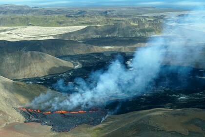 Esta foto del 3 de agosto del 2022 muestra una vista aérea del volcán Fagradalsfjall  en Islandia. El volcán, que está 32 kilómetros (20 millas) al suroeste de Reikiavik, la capital, entró en erupción el miércoles. (AP Foto/Ernir Snær)