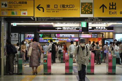 Esta foto del 6 de agosto del 2021 muestra a pasajeros en una estación del metro en Tokio. (AP Foto/Kantaro Komiya)
