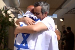Esta foto del Ejército israelí muestra al rehén Omri Miran tras su liberación. (Photo by Israeli Army / AFP)