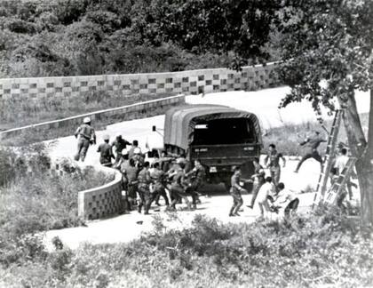 Esta foto del incidente de 1976, propiciado por la tala de un árbol, pasó a la historia