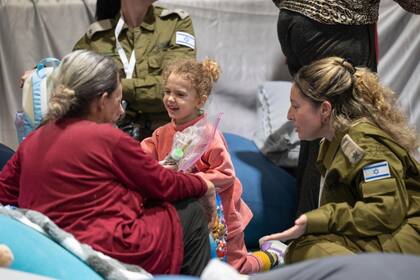 Esta foto distribuida por la oficina del primer ministro  de Israel muestra a Yahel Shoham, de 3 años, a su arribo a Israel tras ser liberada. (AP)