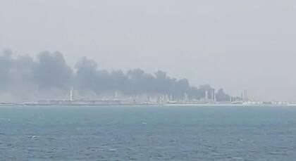 Esta foto enviada por un marinero parece mostrar una refinería de petróleo iraní en llamas