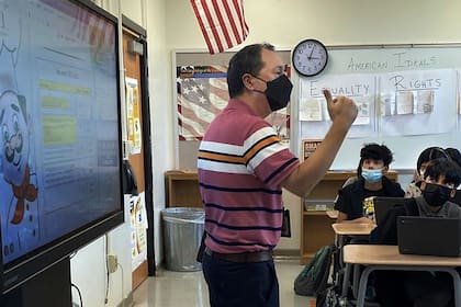 Esta foto muestra a Daniel Santos, un profesor de historia de una escuela secundaria durante una clase en noviembre de 2021, en Houston. (Cortesía de Daniel Santos vía AP)