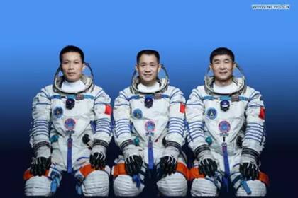 Esta foto muestra a los astronautas chinos Nie Haisheng (C), Liu Boming (D) y Tang Hongbo, quienes llevarán a cabo la misión de vuelo espacial tripulado Shenzhou-12