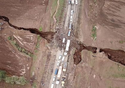 Esta foto muestra una grieta grande que apareció recientemente en el Valle del Rift de África Oriental