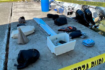 Esta foto proporcionada por el Ministerio de Seguridad de Costa Rica muestra pertenencias personales de los pasajeros y restos de una avioneta recuperados en el Mar Caribe, en Limón, Costa Rica, el sábado 22 de octubre de 2022. (Ministerio de Seguridad de Costa Rica vía AP)